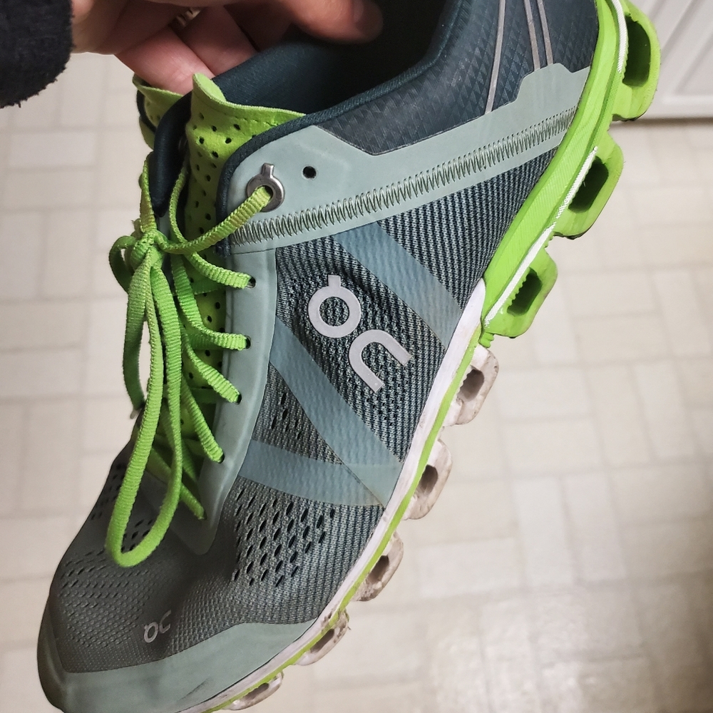 ON Cloud Cloudflow Size 9 Mens Trainers